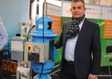 Rob Zwaard with Uvar at the Udimatic self-cleaning filter. Available at Smits.